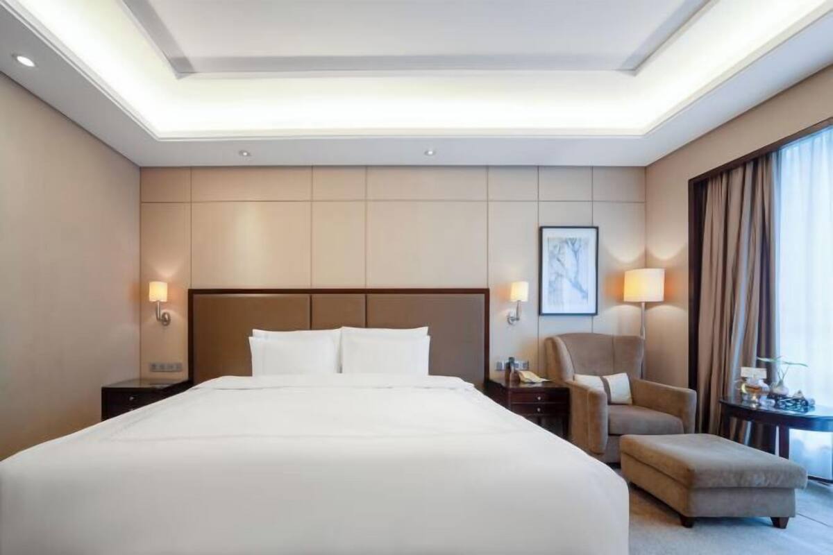 Minibar, in-room safe, alarm clocks