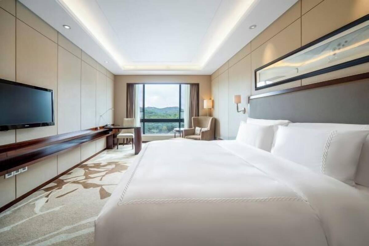 Minibar, in-room safe, alarm clocks