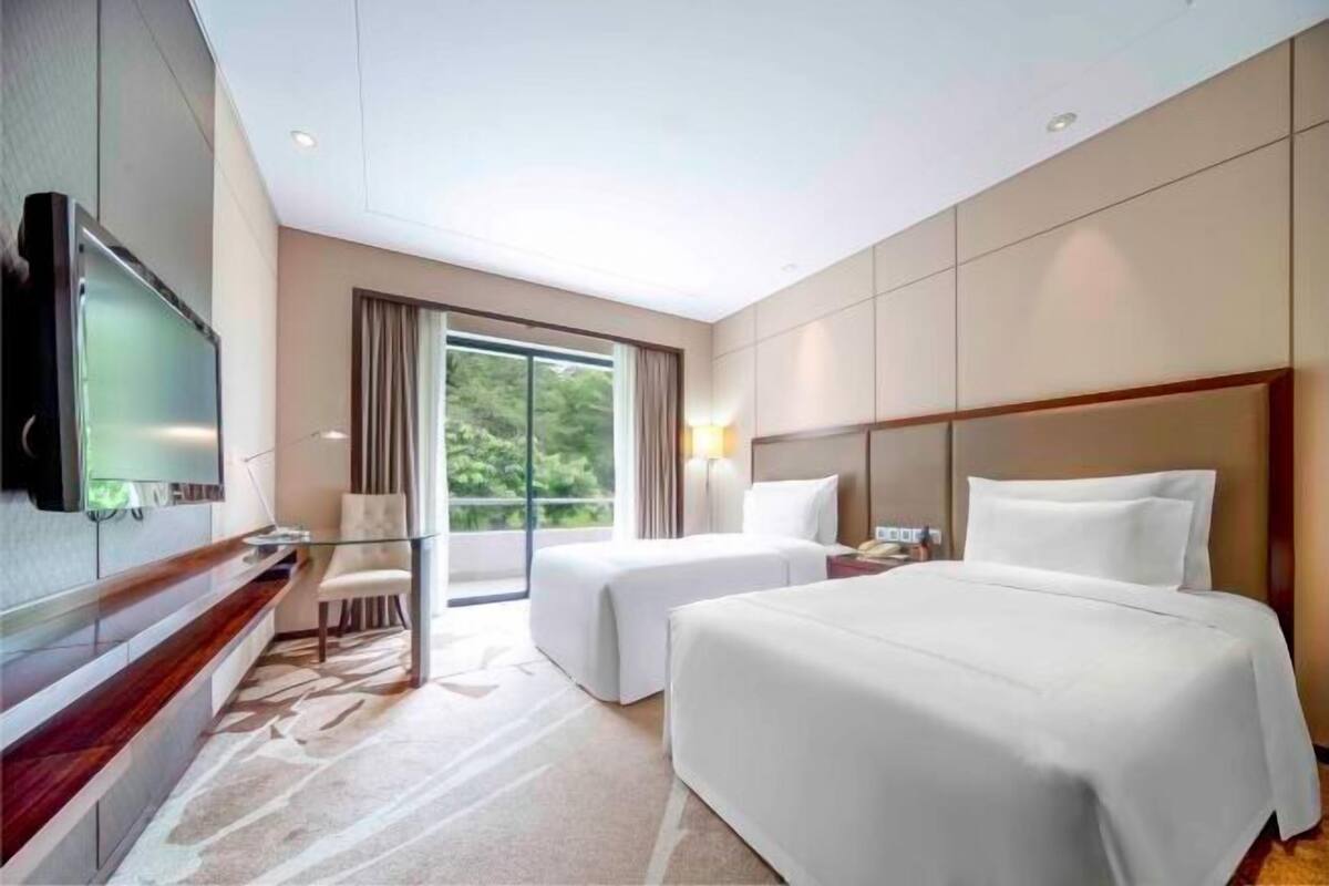 Minibar, in-room safe, alarm clocks