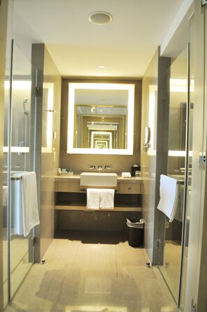 Superior kamer, 2 eenpersoonsbedden | Badkamer |  milieuvriendelijk toiletgerief, een haardroger, badjassen, handdoeken