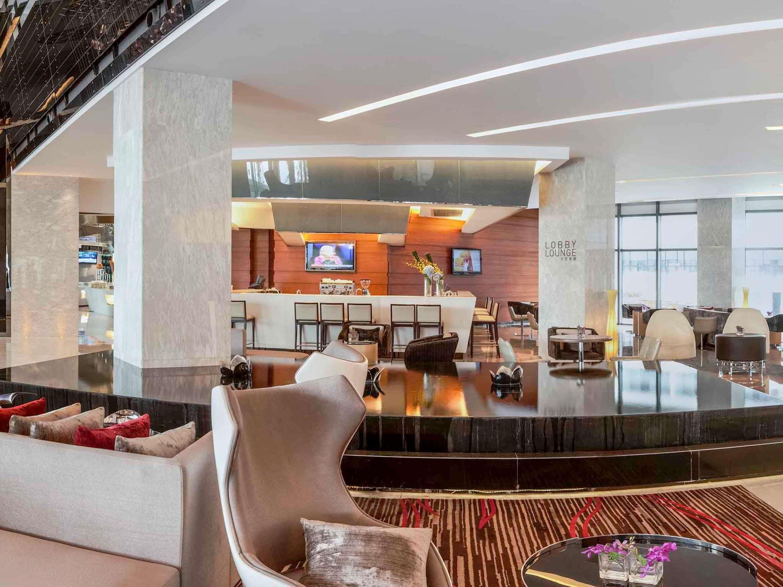 2 restaurants; breakfast, lunch, dinner and brunch served 