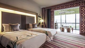 1 bedroom, Egyptian cotton sheets, premium bedding, down comforters