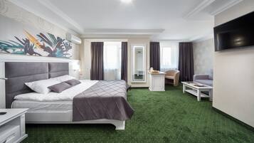 Suite | In-room safe, laptop workspace, soundproofing, iron/ironing board
