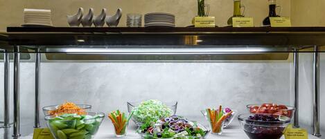 Café da manhã com buffet grátis todos os dias