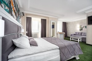 Suite | In-room safe, laptop workspace, soundproofing, iron/ironing board