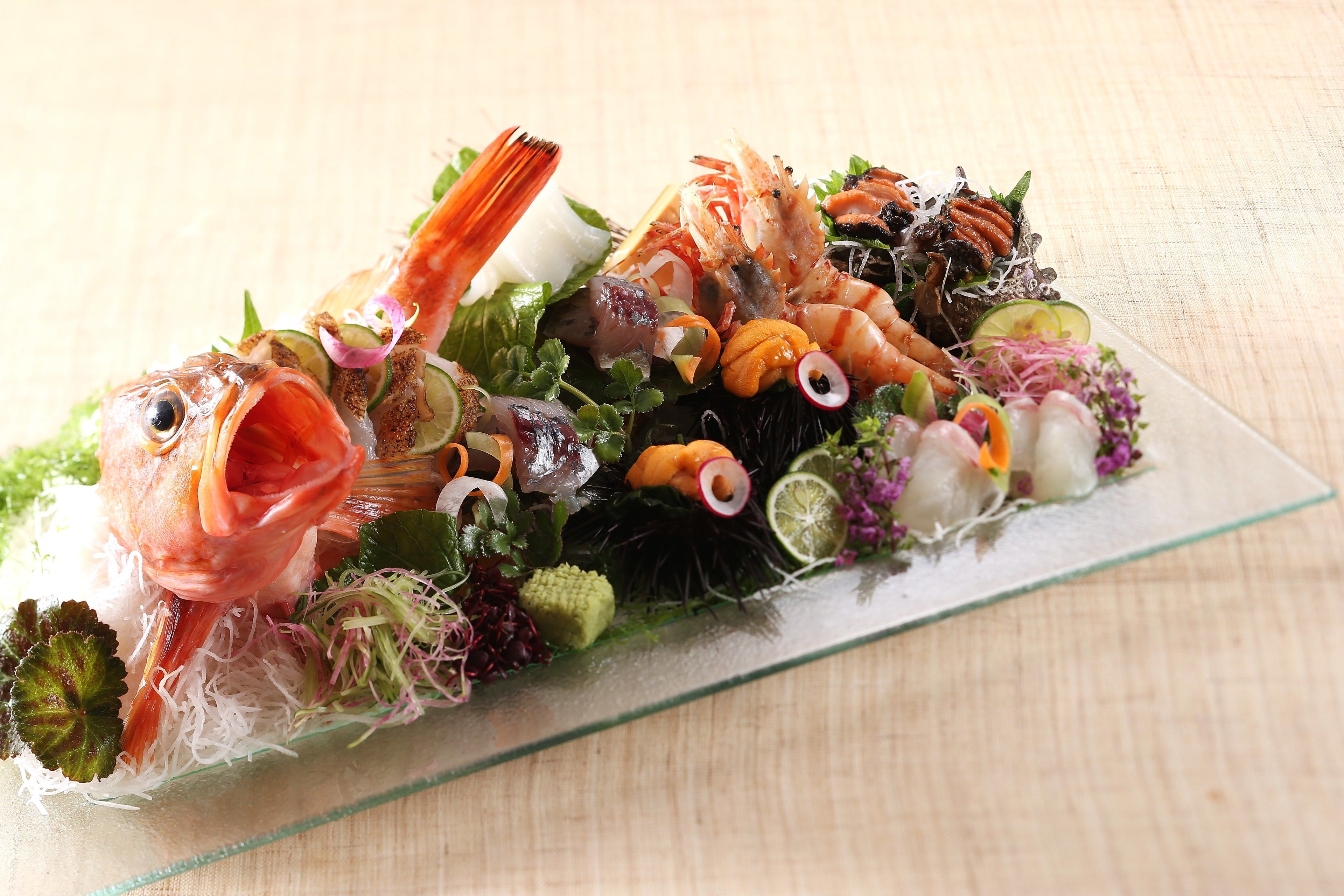 Un plateau de fruits de mer comprenant différents types de poissons et diverses garnitures.