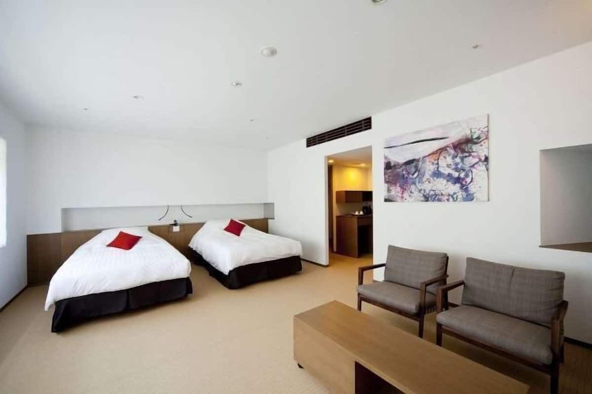 Minibar, in-room safe, iron/ironing board, free WiFi