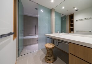 Amenidades de baño gratuitas, secadora de cabello, bidet, toallas 