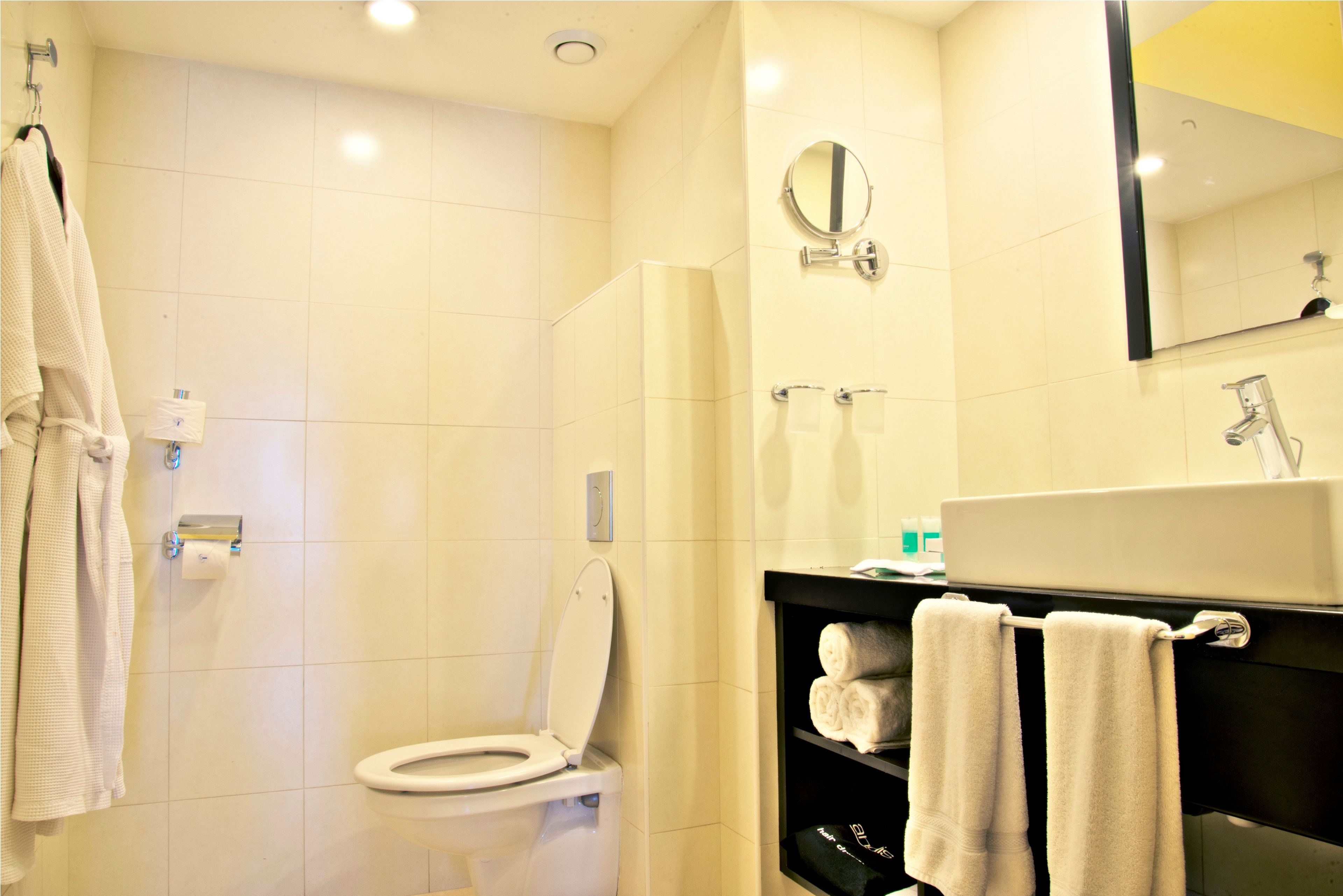 standard room (river) | bathroom | shower, free toiletries, hair dryer, bathrobes