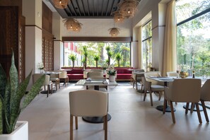 Lunch and dinner served, garden views - Royal Torarica Hotel (Paramaribo)