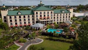 A large hotel with multiple balconies, a swimming pool, and a landscaped garden. - Royal Torarica Hotel (Paramaribo)