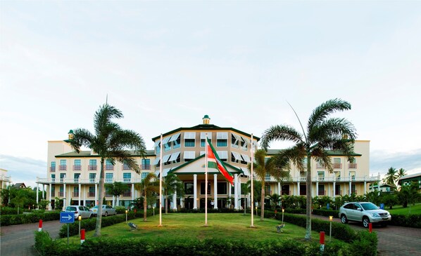 Outdoor pool, pool umbrellas, sun loungers - Royal Torarica Hotel (Paramaribo)