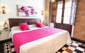 Quarto casal superior | Cofres nos quartos, individualmente decorados