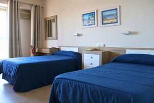 Caja de seguridad en la habitación, escritorio y ropa de cama 