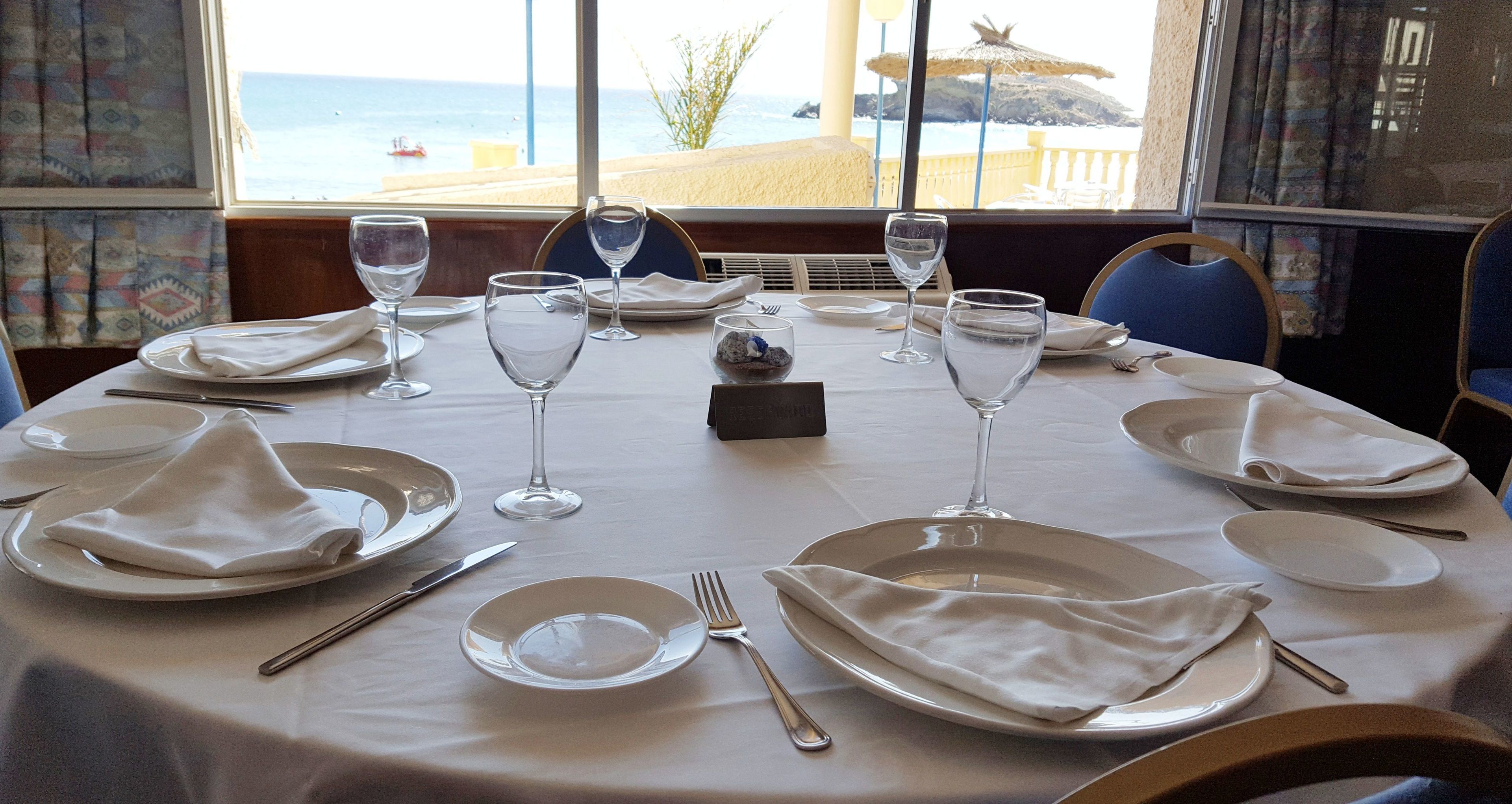 S'hi serveixen plats de cuina mediterrània i ofereix vistes al mar 