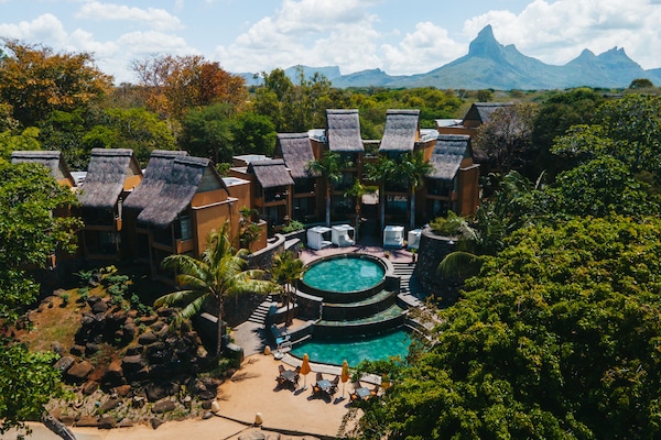 Piscina all'aperto, lettini