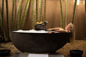 Couples treatment rooms, steam room, body treatments, aromatherapy