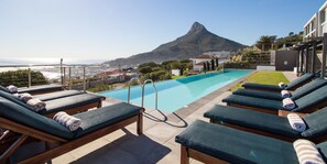Outdoor pool - The Crystal Apartments (Cape Town)