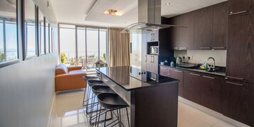 Coffee/tea maker, full-sized fridge, microwave, stovetop