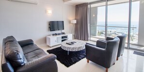 Apartamento standard, 2 quartos | Área de estar | TV LCD