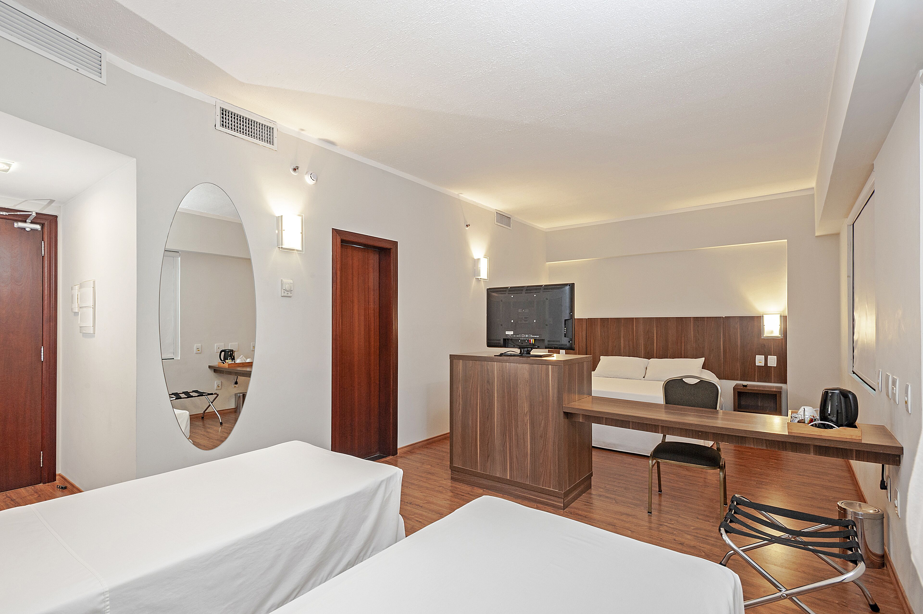 Suite familiar | Minibar, caja de seguridad en la habitación y escritorio 
