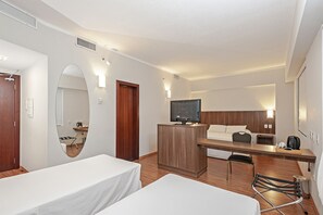 Family Suite | Minibar, in-room safe, desk, laptop workspace - Firenze Business Hotel (Palhoça)