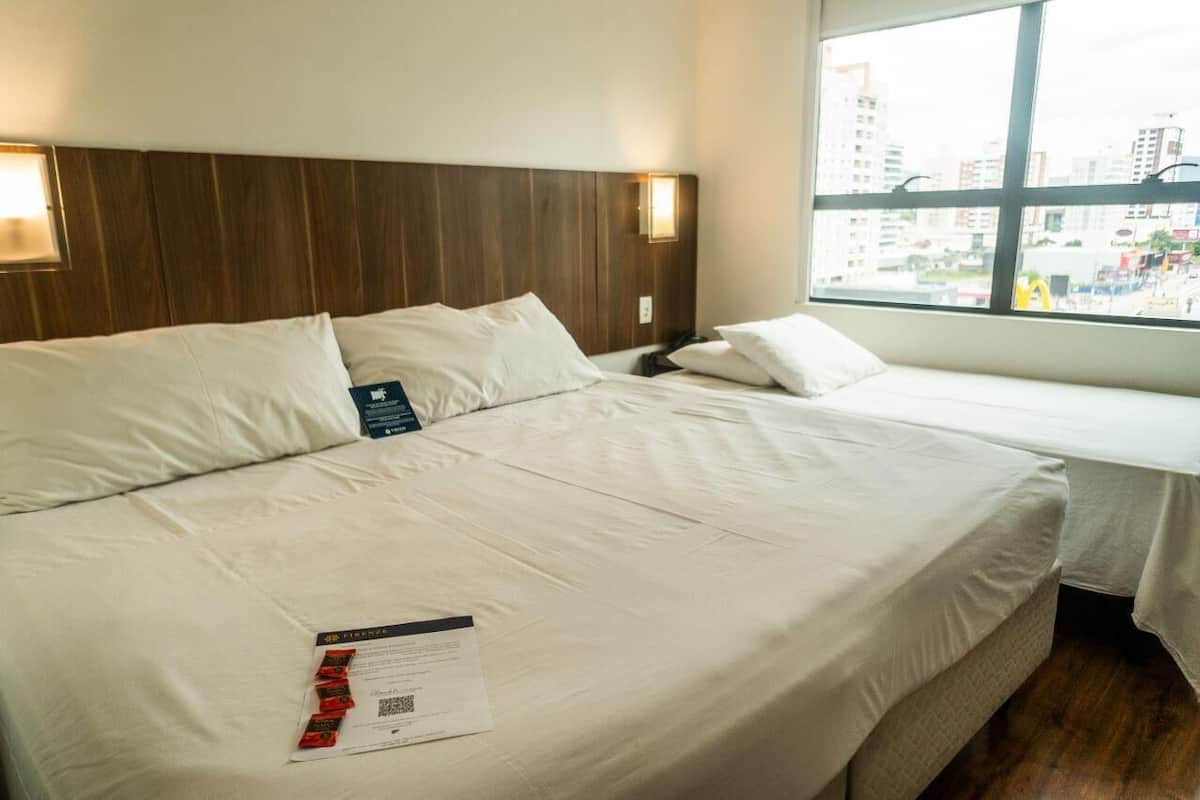1 slaapkamer, een minibar, een kluis op de kamer, een bureau