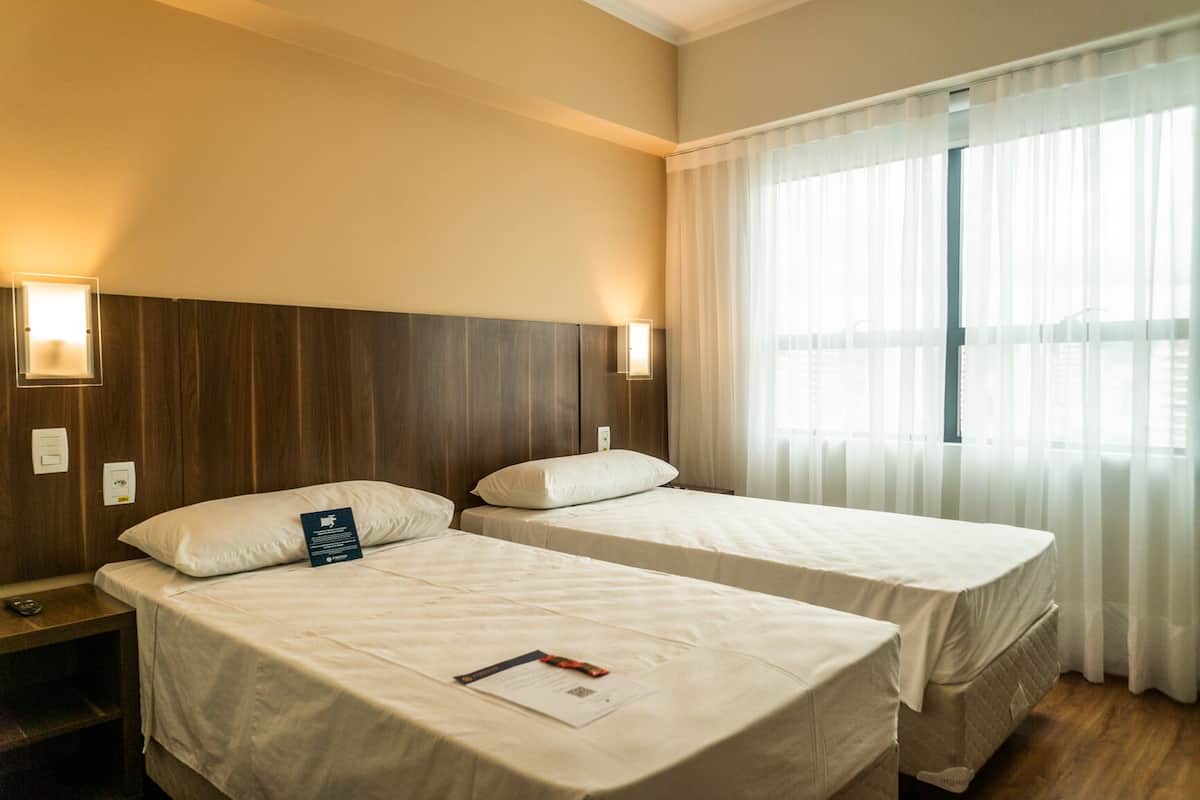 Superior kamer | 1 slaapkamer, een minibar, een kluis op de kamer, een bureau