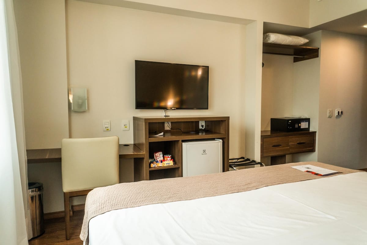 1 slaapkamer, een minibar, een kluis op de kamer, een bureau