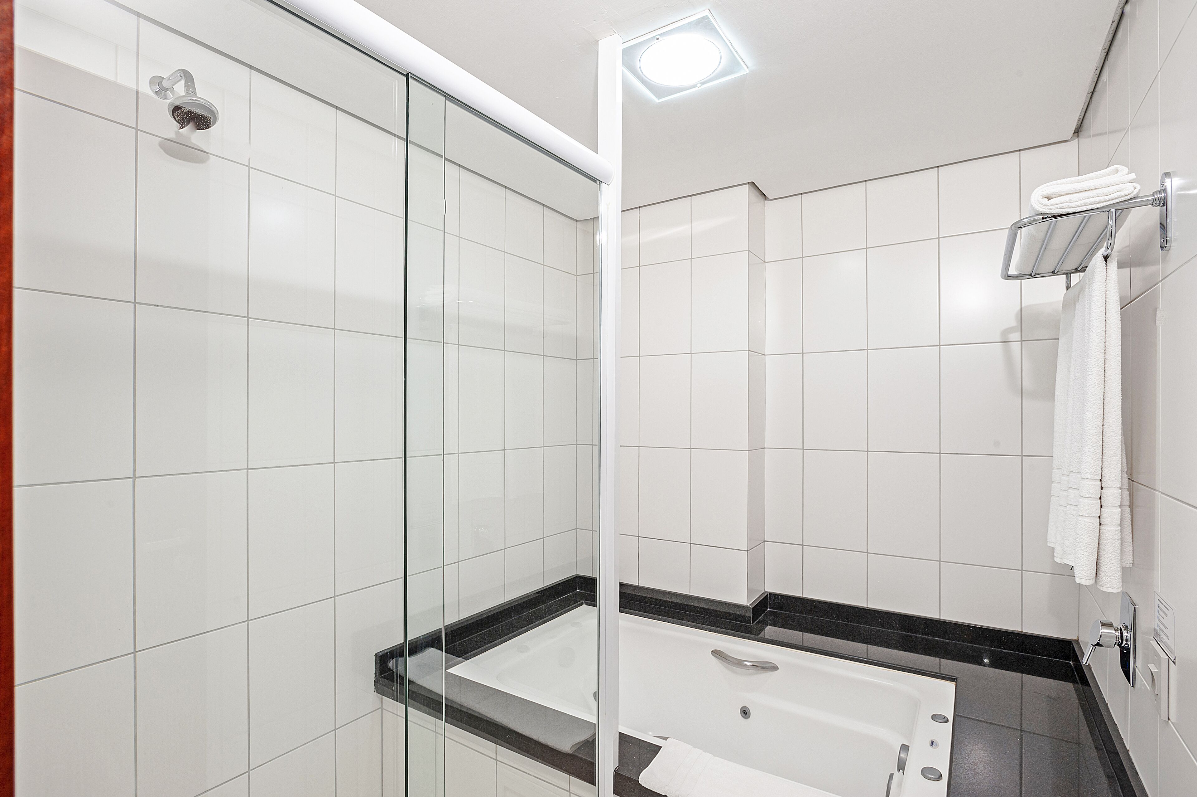 Familie suite | Badkamer | Gratis toiletartikelen, een haardroger, handdoeken, zeep