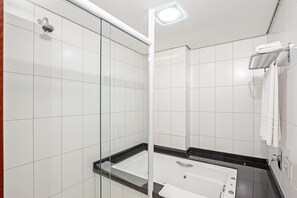 Family Suite | Bathroom | Free toiletries, hair dryer, towels, soap