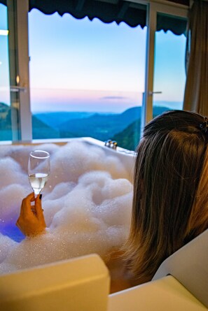 Superior Suite | Hypo-allergenic bedding, minibar, in-room safe, desk - Villa Bella Hotel & SPA Gramado (Gramado)
