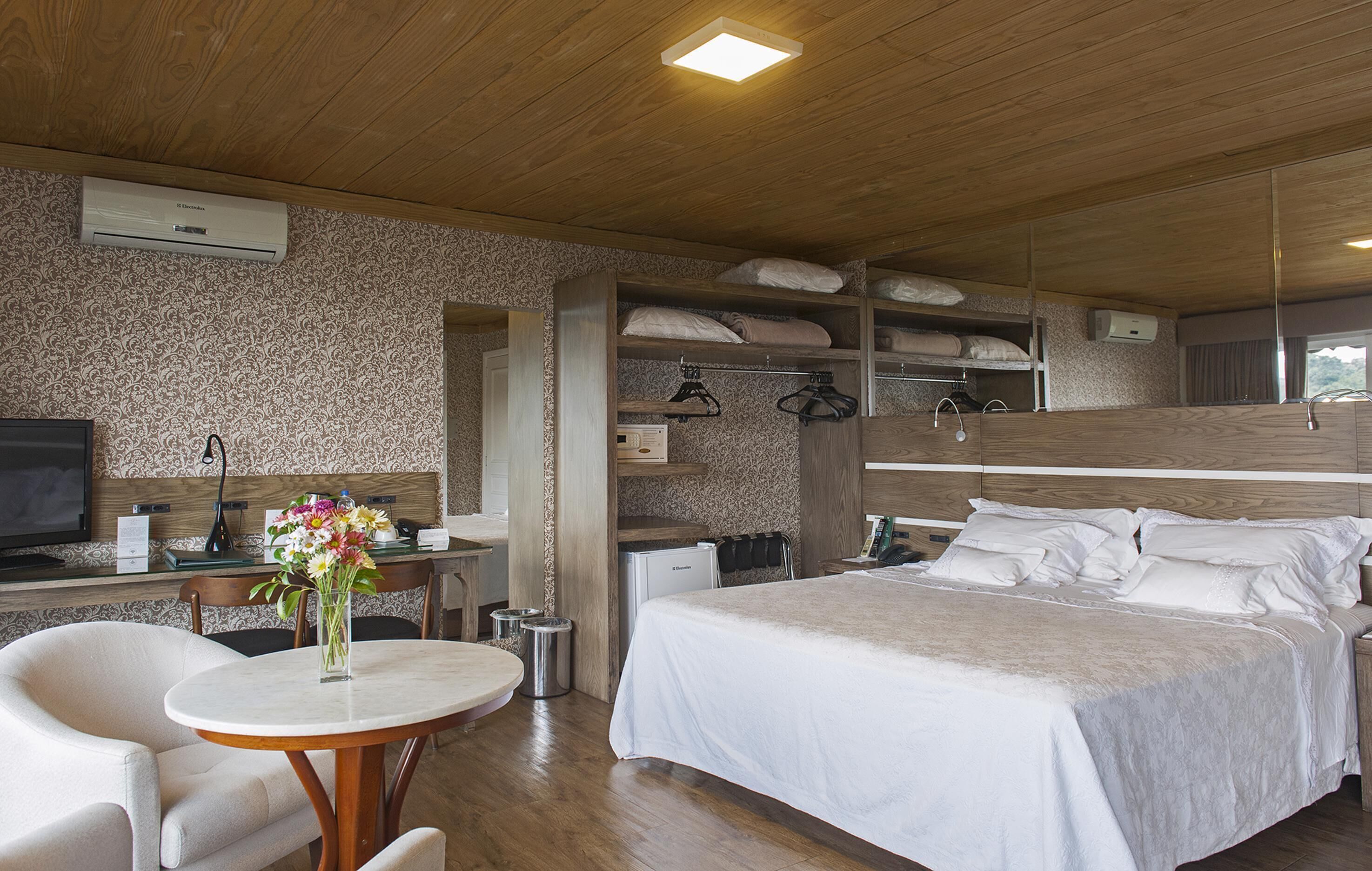 Ropa de cama hipoalergénica, minibar, caja fuerte y escritorio