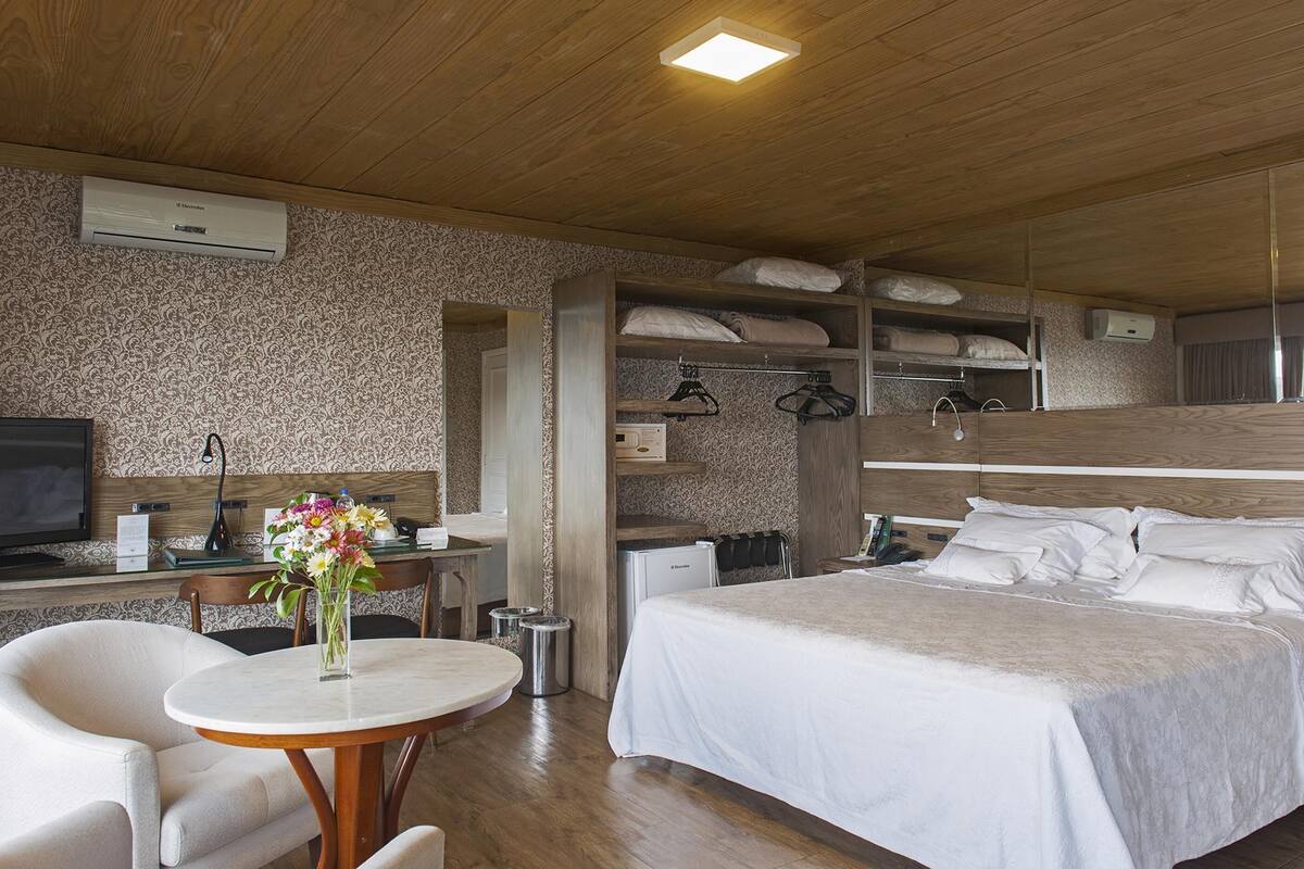 Ropa de cama hipoalergénica, minibar, caja fuerte y escritorio