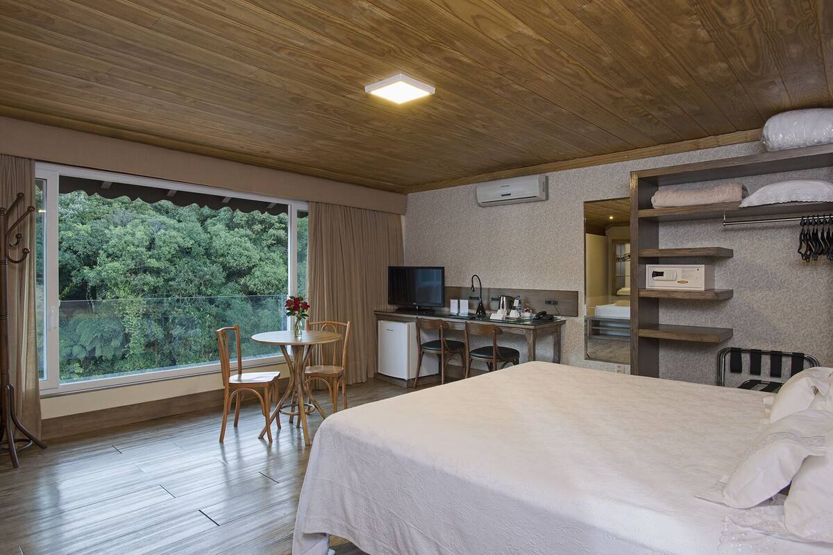 Ropa de cama hipoalergénica, minibar, caja fuerte y escritorio