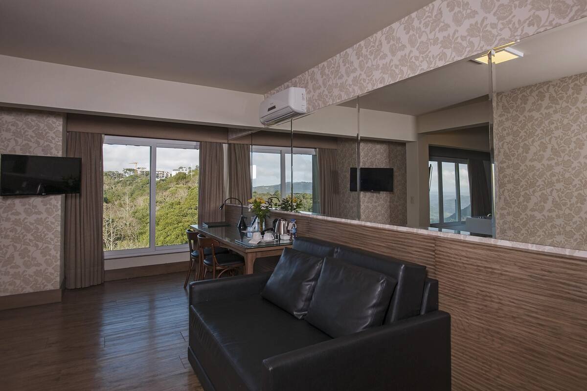 Zona de estar | Televisión LED de 32 pulgadas con canales por cable, una televisión