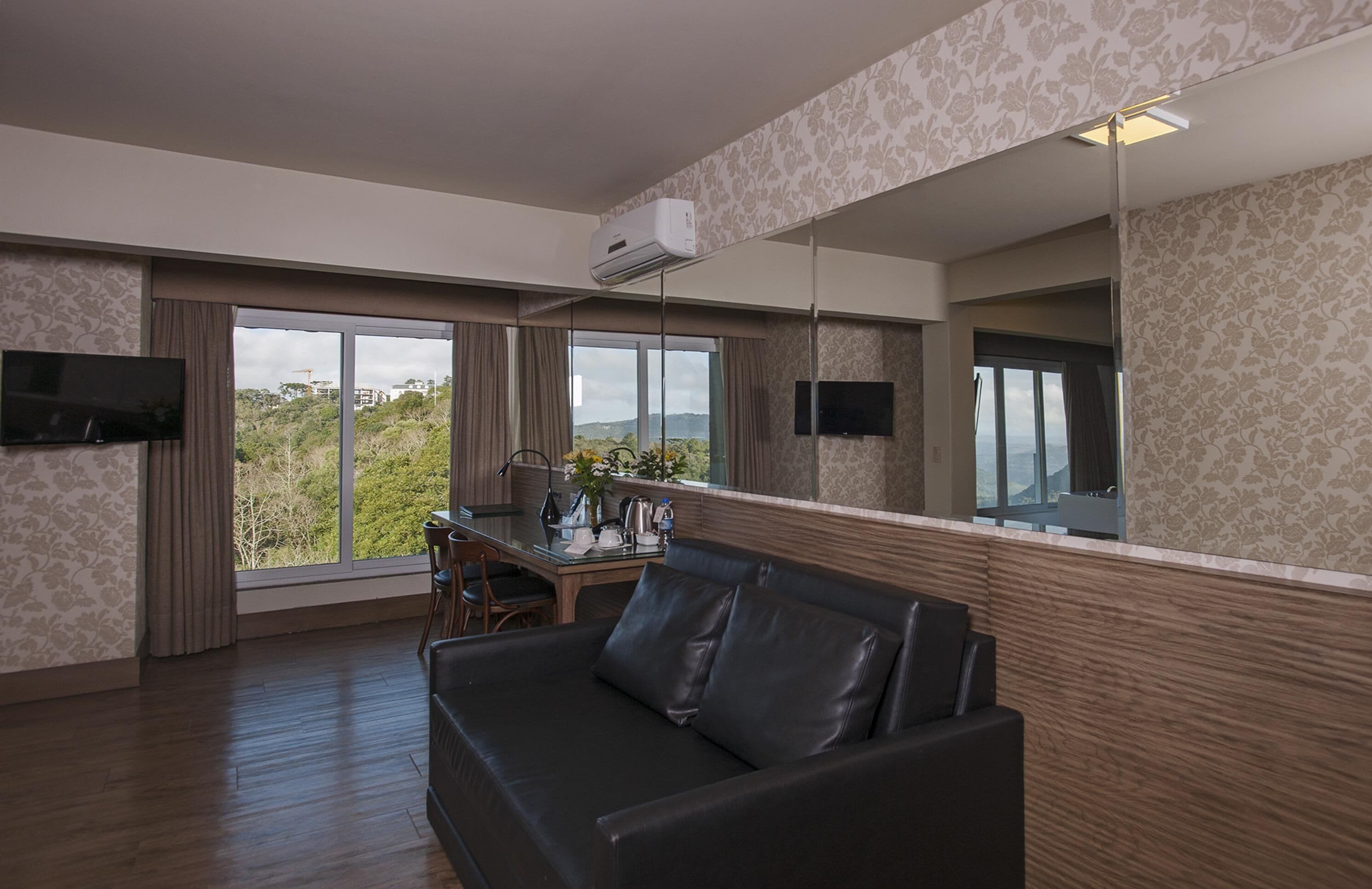 executive suite | 1 bedroom, hypo-allergenic bedding, minibar, in-room safe