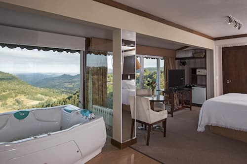 Suíte Villa Bella | Roupas de cama antialérgicas, frigobar, cofres nos quartos, escrivaninha