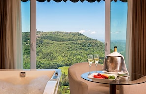 Superior Suite | Hypo-allergenic bedding, minibar, in-room safe, desk