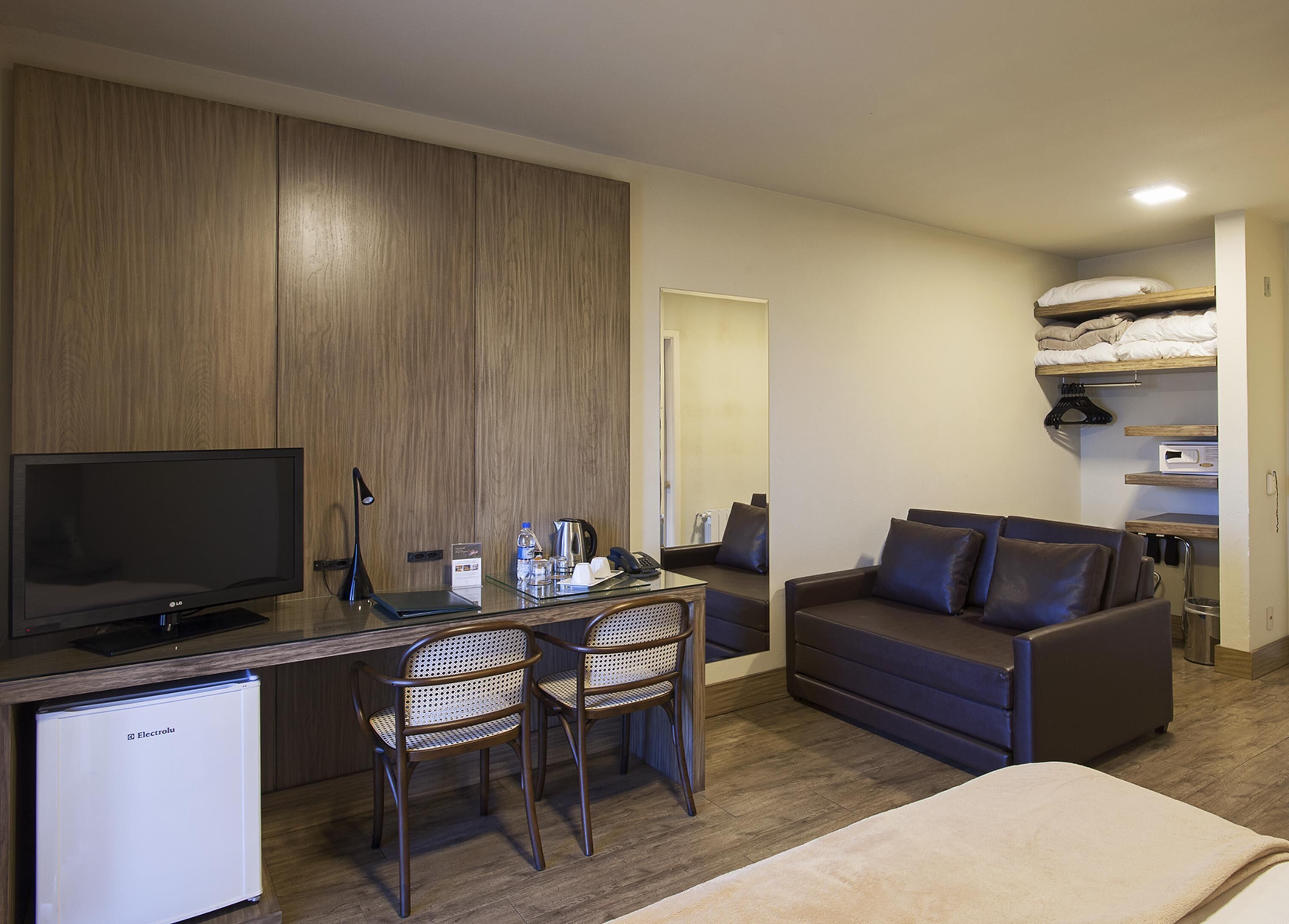 Ropa de cama hipoalergénica, minibar, caja fuerte y escritorio