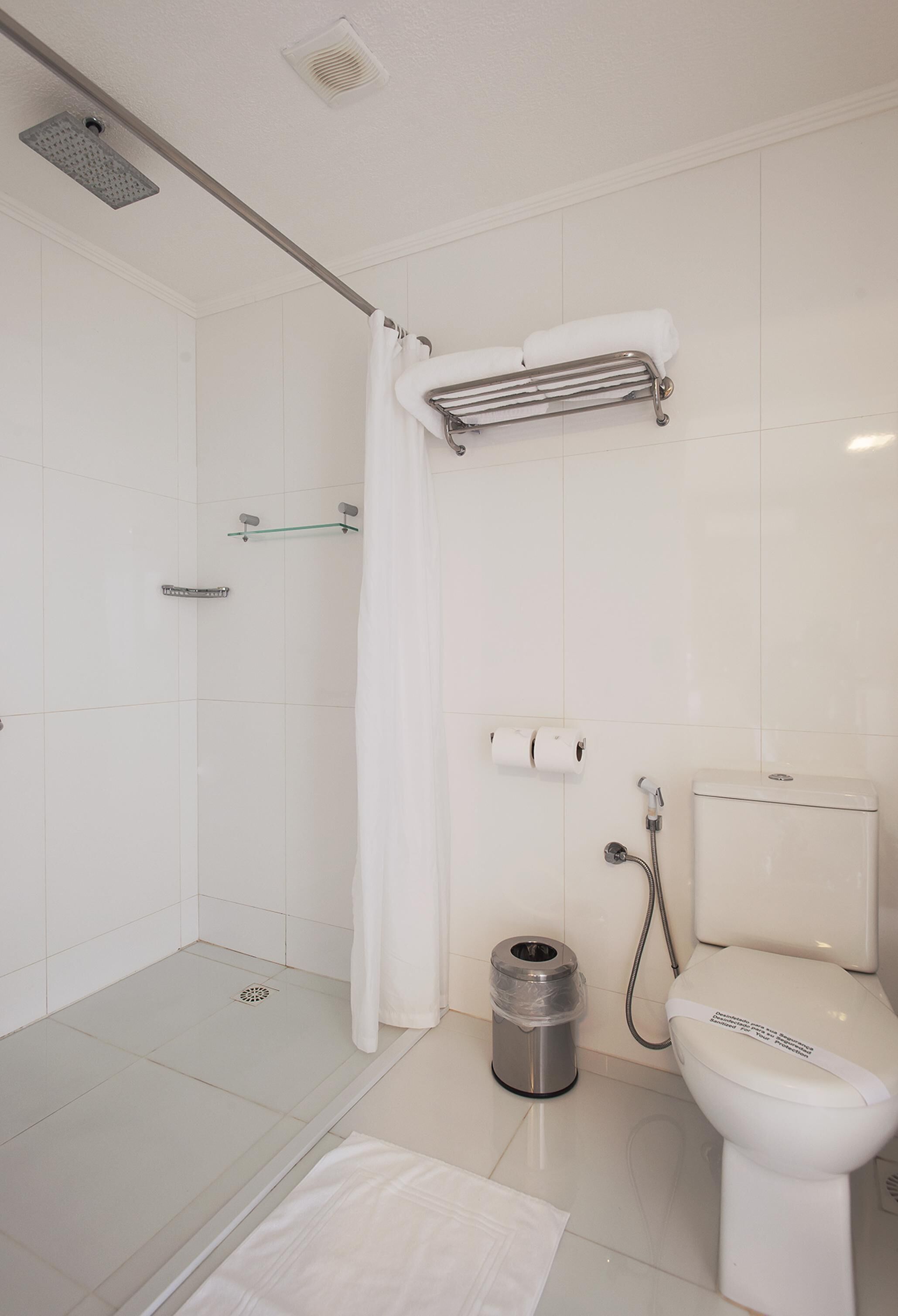 Baño | Secador de pelo, toallas, jabón y champú