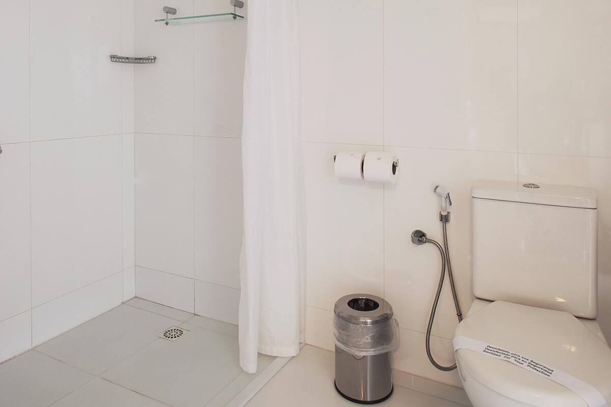 Baño | Secador de pelo, toallas, jabón y champú