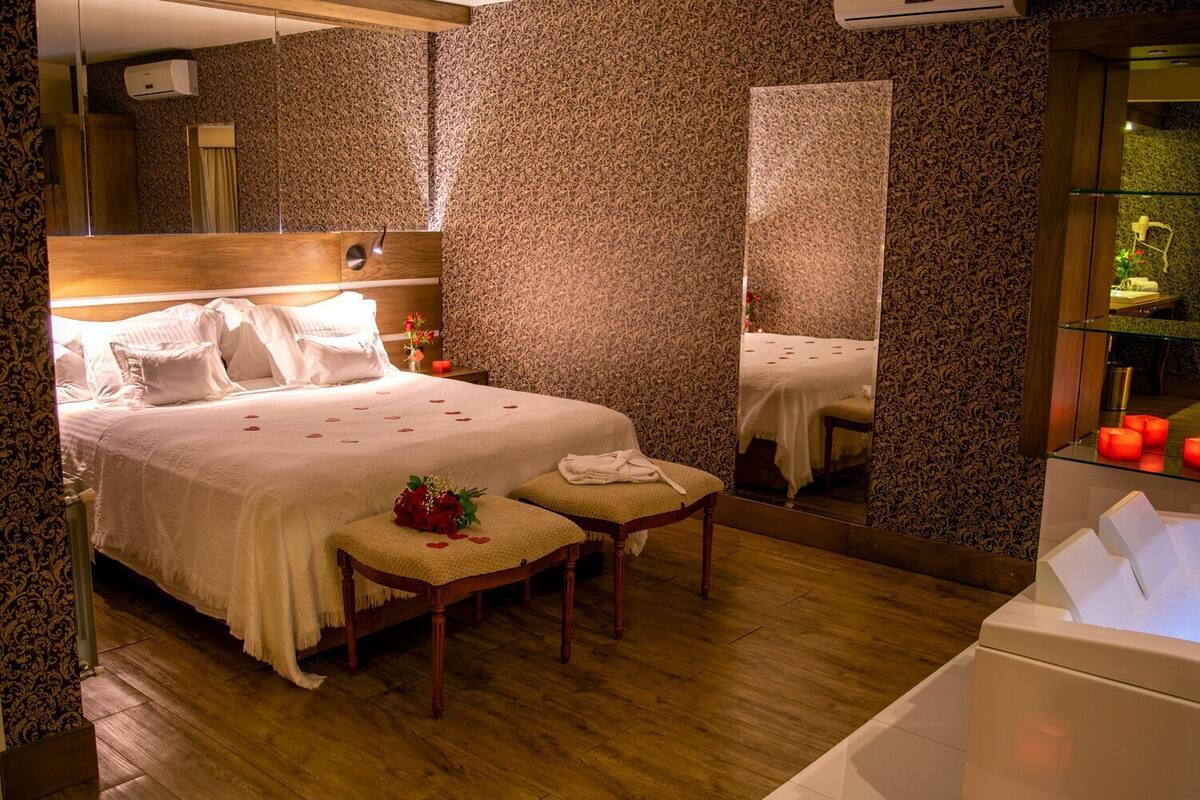 Ropa de cama hipoalergénica, minibar, caja fuerte y escritorio