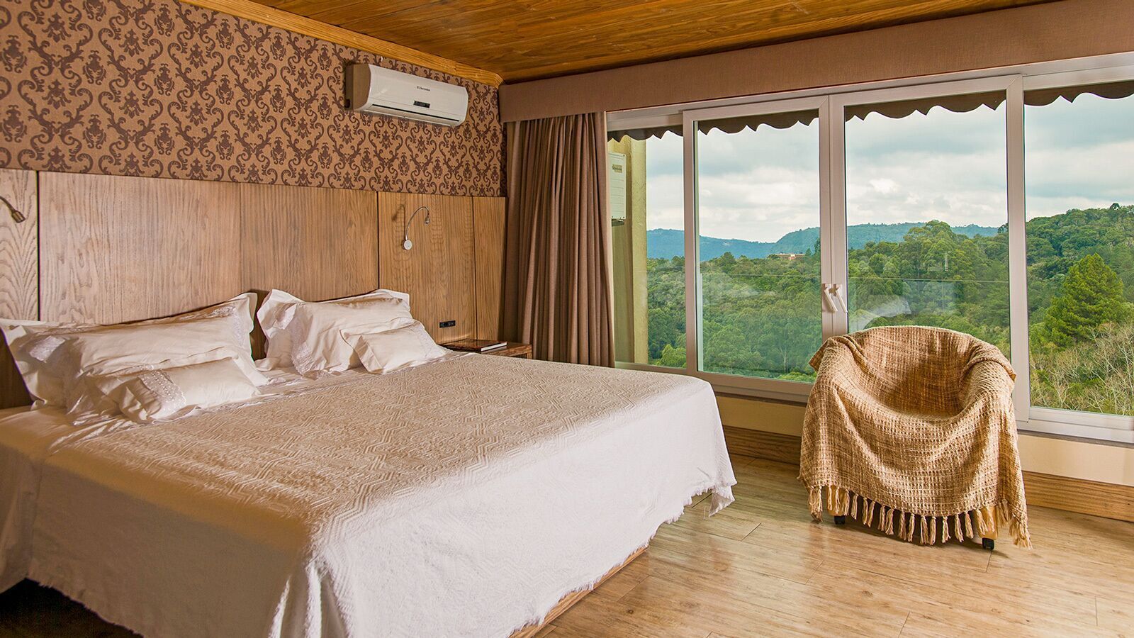 Ropa de cama hipoalergénica, minibar, caja fuerte y escritorio