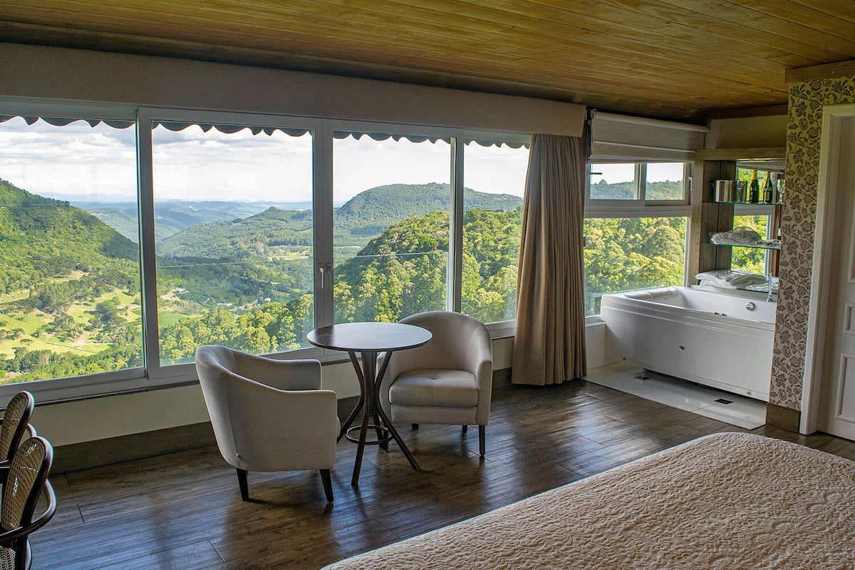 1 bedroom, hypo-allergenic bedding, minibar, in-room safe