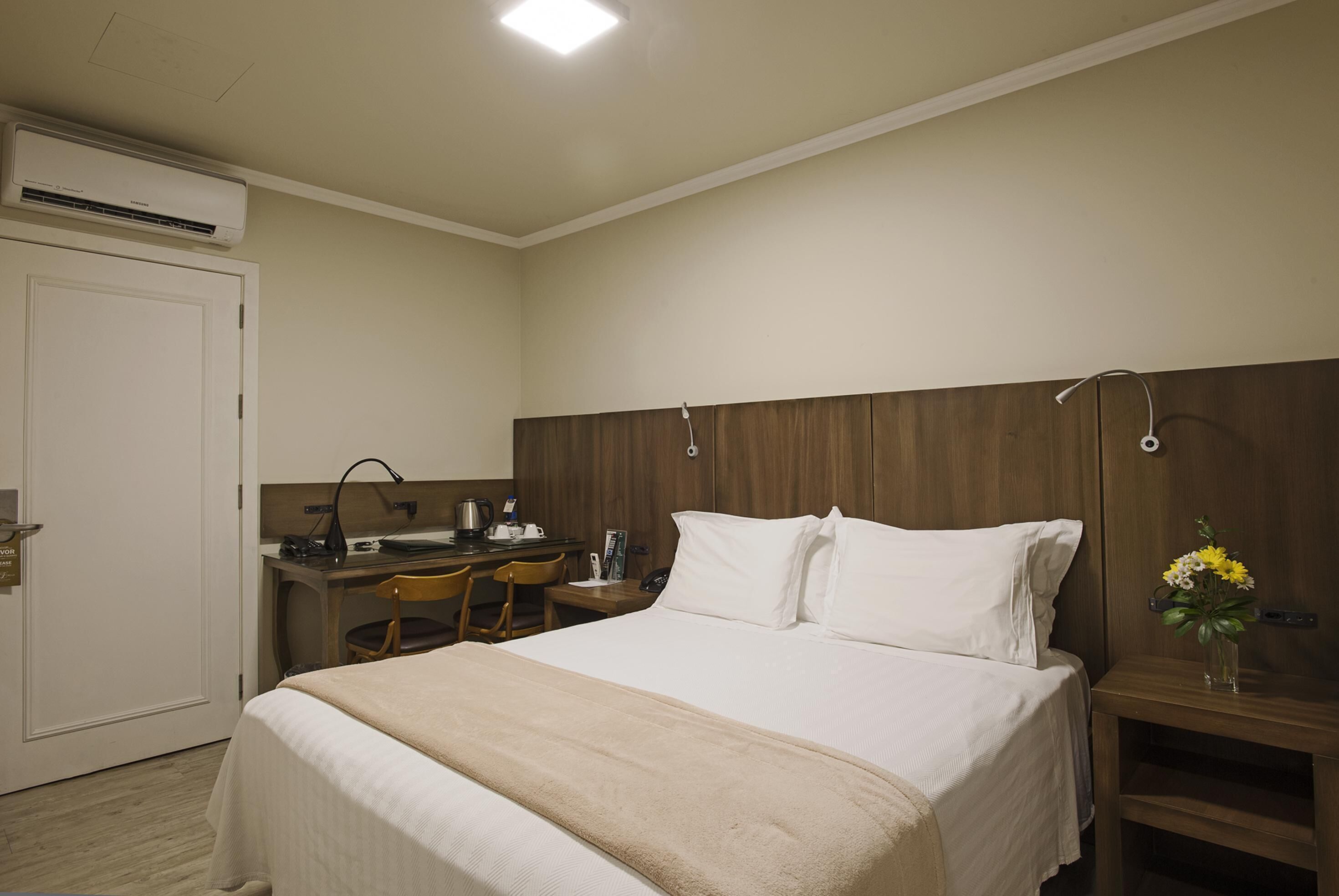 Ropa de cama hipoalergénica, minibar, caja fuerte y escritorio