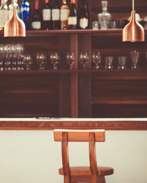 Bar (trong khuôn viên)