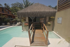 Una piscina al aire libre