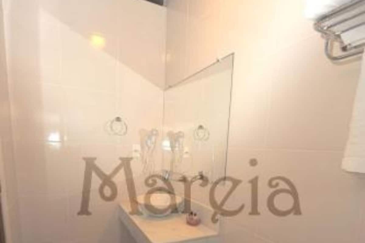 Minibar, odada kasa, ayrı ayrı dekore edilmiş, güneşlik/perde