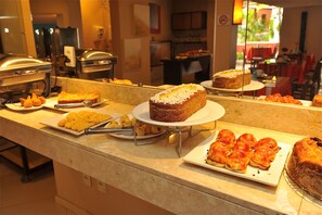Free daily buffet breakfast  - Pousada Mareia (Cairu)
